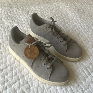 Grey suede Stan Smiths in fabulous condition!